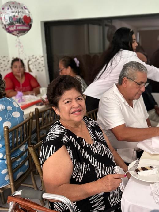 $!Los abuelitos disfrutaron de una rebana de pastel como postre.