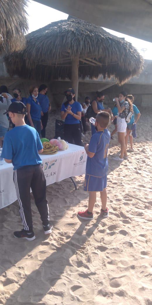 $!Niños limpian zona de playa del malecón de Mazatlán