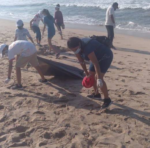 Niños limpian zona de playa del malecón de Mazatlán