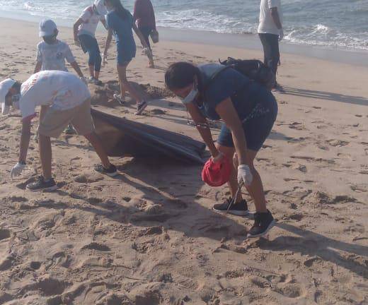 Niños limpian zona de playa del malecón de Mazatlán