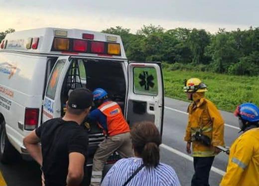 $!Camioneta choca contra tráiler en la autopista Mazatlán-Culiacán; hay un lesionado