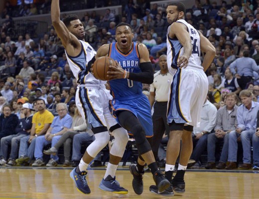 Russell Westbrook (0) conduce el balón entre Andrew Harrison y Brandan Wright.