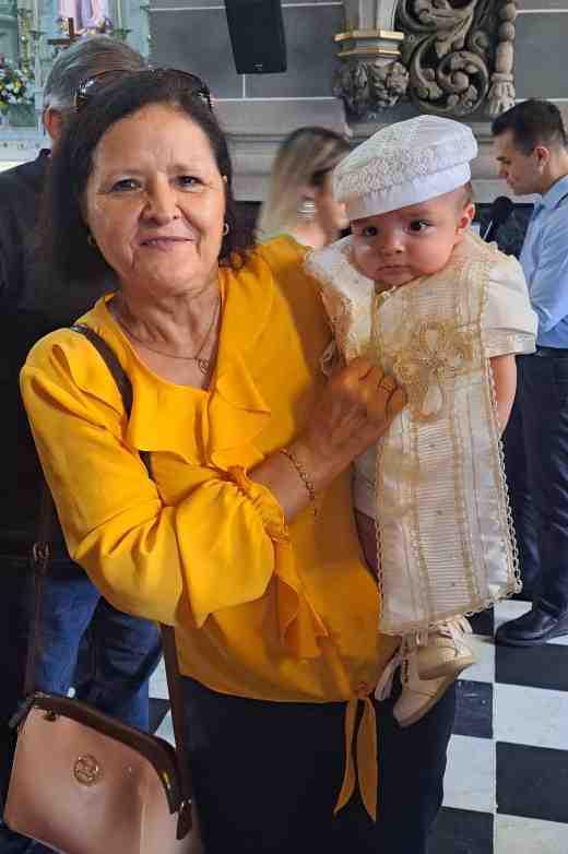 $!André Lomelí en brazos de su abuela paterna, Irma Millán.