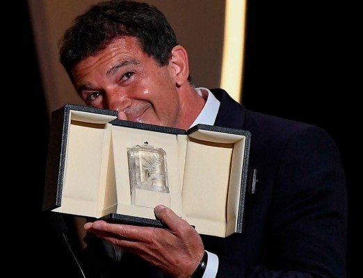 Antonio Banderas es reconocido por su papel en Dolor y gloria, de Pedro Almodóvar.