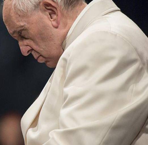 El Papa Francisco habla por teléfono con Zelenski y lo invita a visitar Ucrania