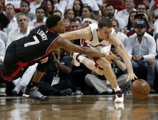 Lowry rescata a los Raptors en victoria ante Miami
