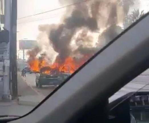 Unidad incendiada la tarde de este viernes en Baja California.