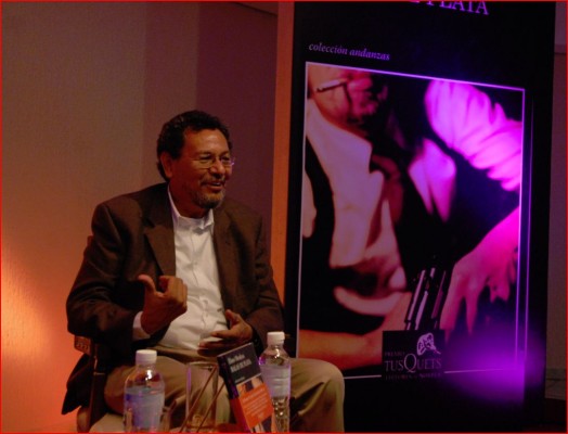 Presenta Élmer Mendoza su primer libro traducido al inglés