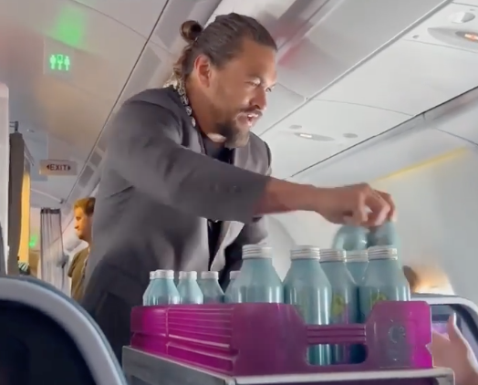 $!Se viste Jason Momoa como aeromozo y causa furor en aerolínea hawaiana