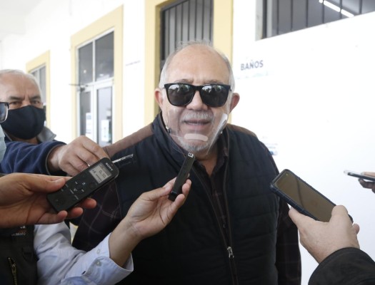 Niega 'El Químico' estar abandonando su trabajo como Alcalde de Mazatlán