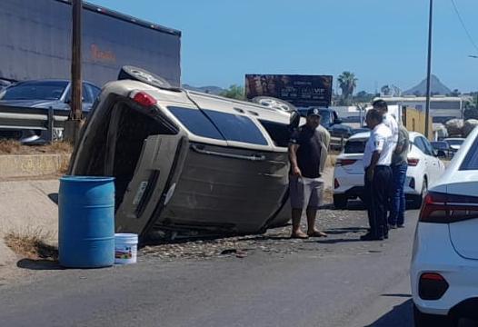 $!Camioneta vuelca en paso superior de colonia Esperanza en Mazatlán tras perder el control