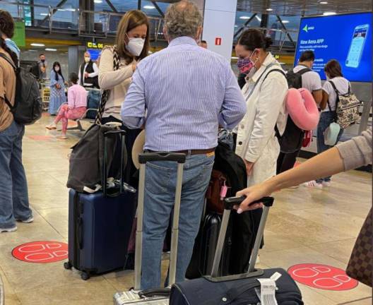 Margarita Zavala y Felipe Calderón estaban esperando sus maletas en el Aeropuerto.