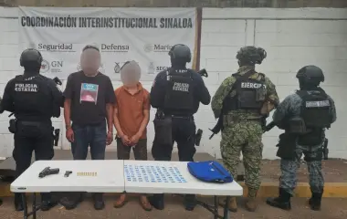 Los dos detenidos, junto con el arma, las municiones y la droga asegurada, fueron puestos a disposición de la Fiscalía General de la República.