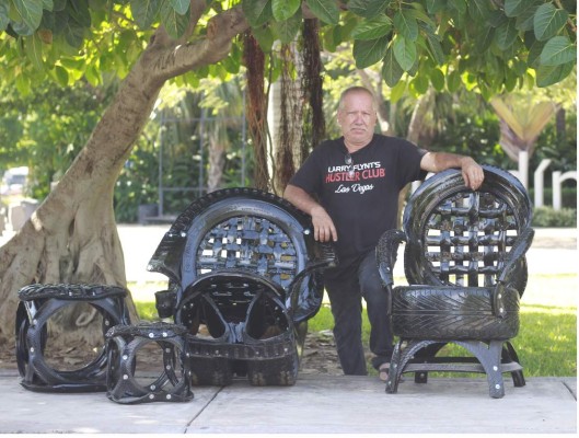 Don Pablo elabora sillas usando llantas recicladas