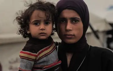 Una mujer palestina y su hijo frente a la tienda en la que viven en la ciudad de Gaza.