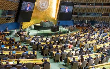 Una amplia vista del Salón de la Asamblea General mientras Khalilur Rahman (en pantalla), el presidente recién elegido del octogésimo primer período de sesiones de la Asamblea General, dirige la 85ª reunión plenaria de la Asamblea General.