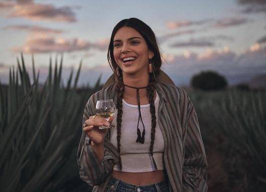 Kendall Jenner es criticada en redes sociales por su comercial de tequila.