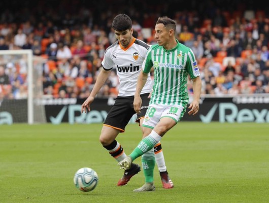 Con Guardado como titular, Betis cae de visita ante el Valencia