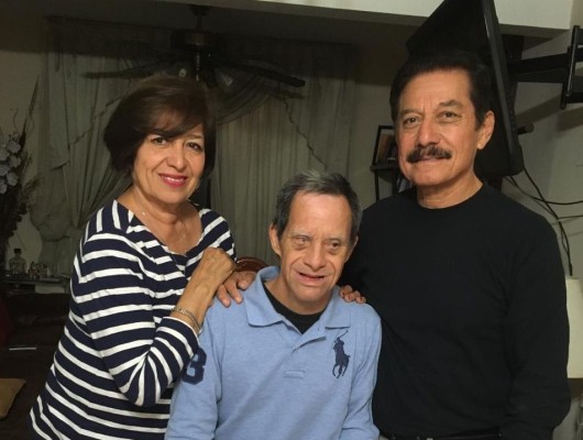 En Escuinapa, Salvador, con Síndrome de Down, llega a los 65 años feliz y contento con la vida