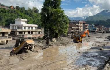 Los edificios de la provincia de Bagmati, en Nepal, permanecen cubiertos de lodo tras una inundaciones repentinas.