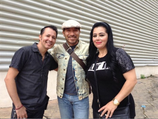 El actor y cantante Luis Manuel Ávila acompañado de Juan Villaseñor y Gaby Amzures, vocalistas de la agrupación Quinta Sincronía.