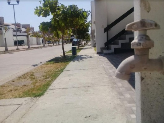 Desabasto de agua en Cerritos, al norte de Mazatlán, afecta al turismo