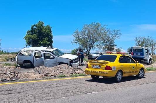 Una persona muerta y seis lesionados, el saldo de una volcadura en la autopista Mazatlán-Culiacán.