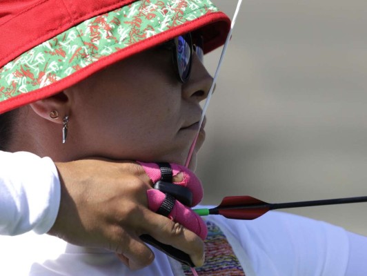 Aída Román sufre en las preliminares de tiro con arco
