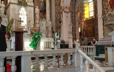 Durante la misa dominical en la Catedral, el Obispo Mario Espinosa Contreras llamó a la feligresía a afrontar las adversidades con serenidad.