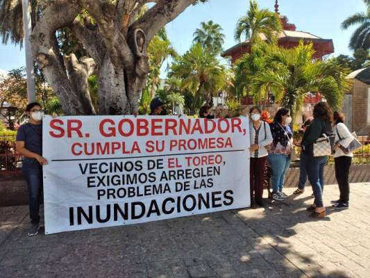 Habitantes del Fraccionamiento El Toreo en una protesta a las afueras del Ayuntamiento.