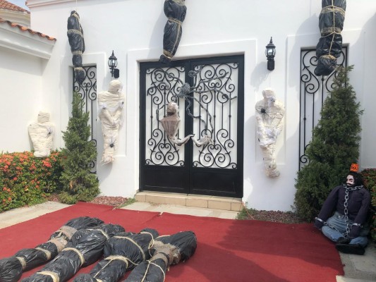 Decoran casa de Halloween en Mazatlán con bultos que asemejan cadáveres envueltos en plástico