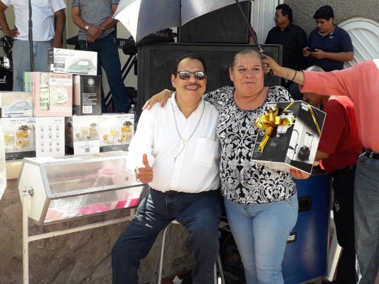 Julio Preciado festeja a las mamás en Mazatlán
