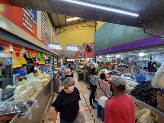 Por primera vez en meses, el Mercado Garmendia, de Culiacán, está lleno de personas comprando