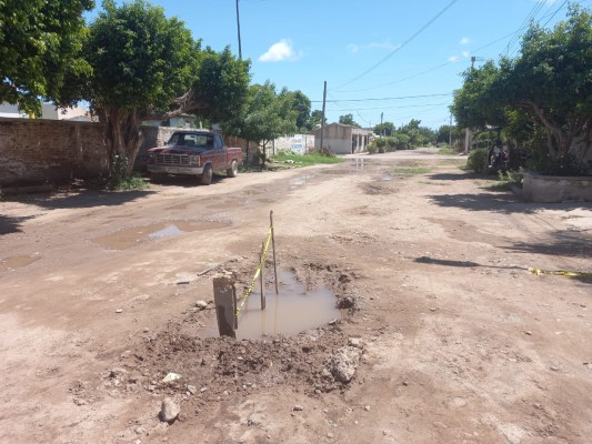 Padecen vecinos de la calle Ignacio Zaragoza en Escuinapa obra de drenaje en mal estado