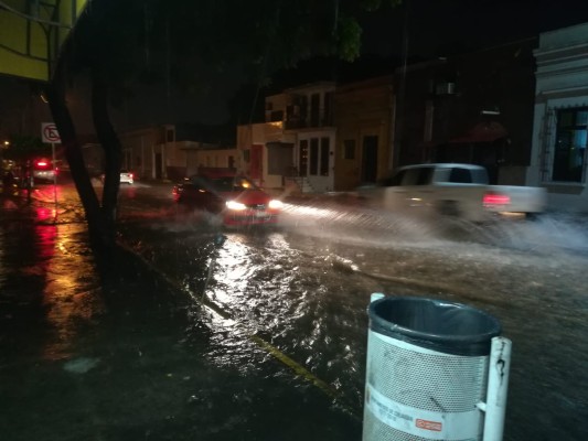 Reportan colonias sin luz por hasta 12 horas por lluvias en Culiacán