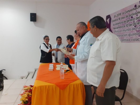 Reconocen a 13 trabajadores del Hospital General de Escuinapa