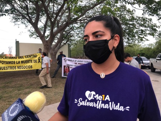 Jazmín entregó expediente a AMLO: estaban dejando morir a su madre y le vendían medicamento controlado