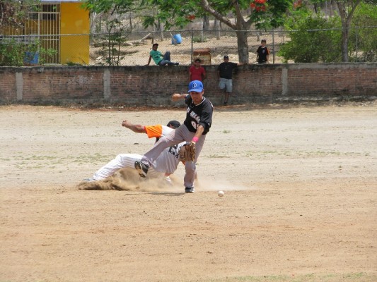 Siqueros da pasos firmes rumbo a la final.