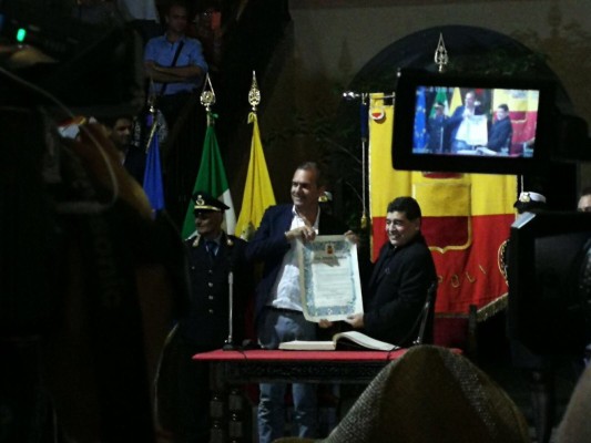 Maradona provoca euforia en Italia