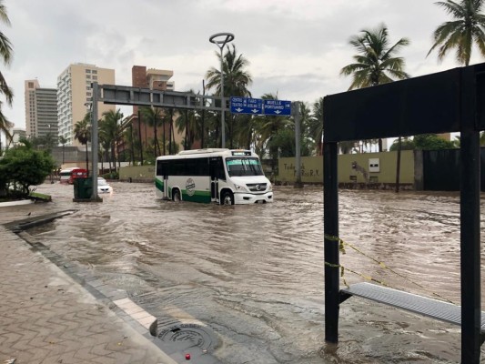 Tramo de Avenida Camarón Sábalo fue el más afectado por lluvias en Mazatlán