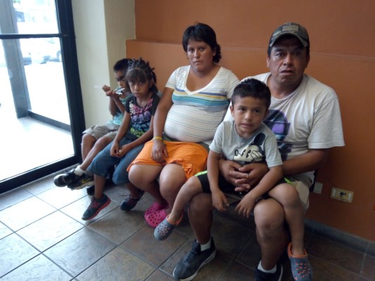Familia de Veracruz pide el apoyo de los mazatlecos para llegar a Nogales, Sonora