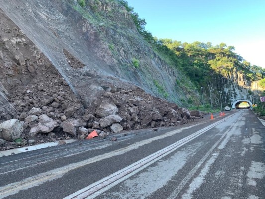 Autopista a Durango cumple 4 días cerrada de un tramo por derrumbe