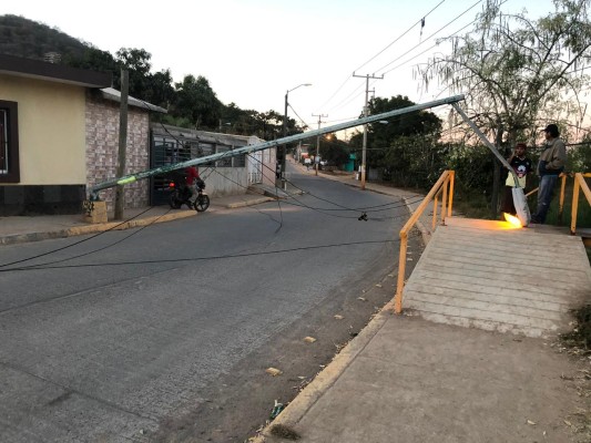 Tráiler derriba varios postes en la Colonia El Pescador, en Mazatlán