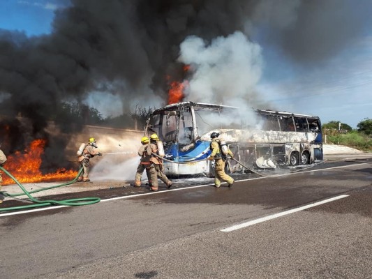 Arde autobús de pasajeros en la autopista Mazatlán-Culiacán, por la caseta de Mármol