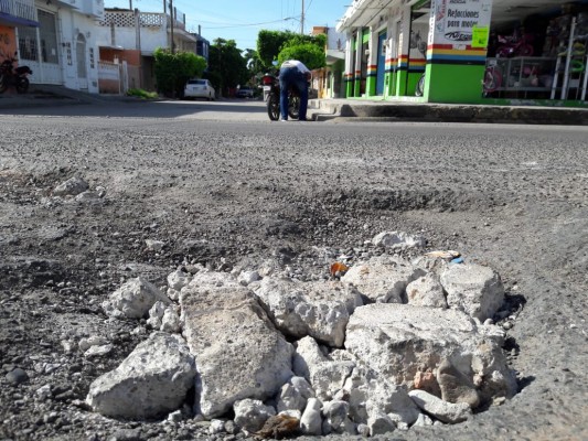 Gran bache en la Juárez, en Mazatlán, es rellenado con piedras