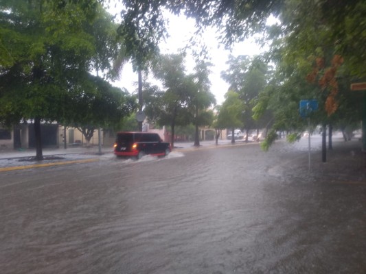 Vive el norte de Sinaloa una jornada de lluvias intensas