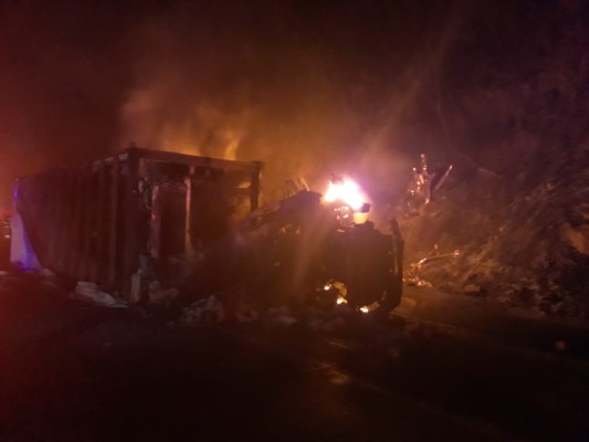 En Escuinapa, chocan dos camiones de carga y uno se incendia