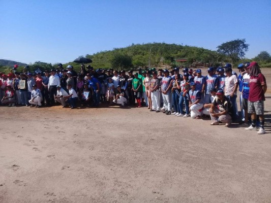 Los peloteros presentes en la ceremonia inaugural.