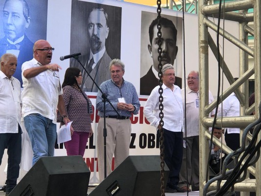 Reciben a López Obrador en mitin en Mazatlán