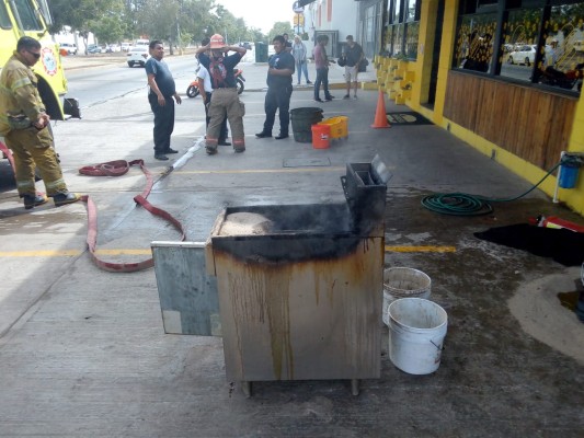 Conato de incendio en negocio de hamburguesas moviliza a Bomberos en Mazatlán